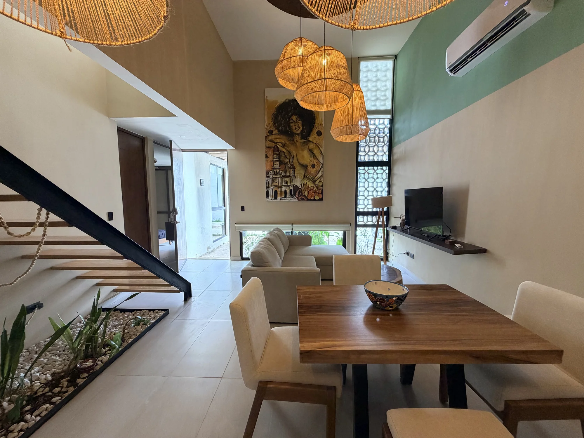 Residencia moderna de lujo con ventanales de piso a techo y arquitectura en concreto
